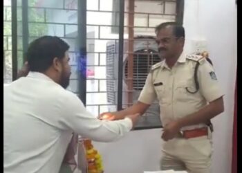 पुलिस के लचर रुख से तंग आकर पीड़ित परिवार ने उतारी आरती! वायरल VIDEO
