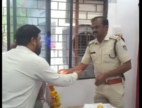 पुलिस के लचर रुख से तंग आकर पीड़ित परिवार ने उतारी आरती! वायरल VIDEO