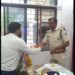 पुलिस के लचर रुख से तंग आकर पीड़ित परिवार ने उतारी आरती! वायरल VIDEO