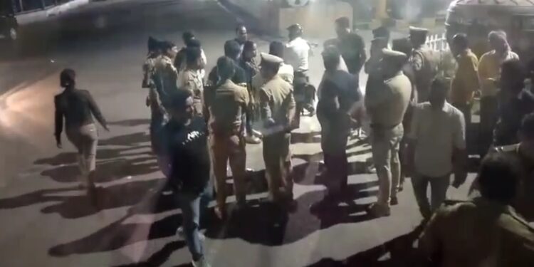 पचास हजार रुपए के साथ कई योजनाओं का लाभ देने का लालच देकर धर्मांतरण कराया जा रहा देखे VIDEO