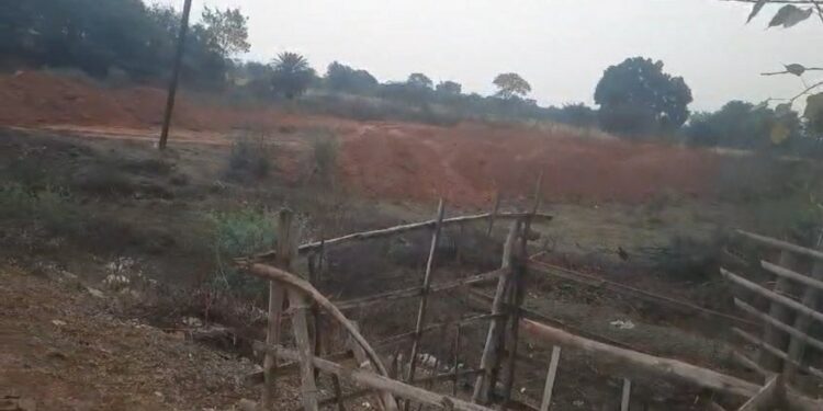कटनी में पिपरौध के नाम पर स्वीकृत शराब दुकान देवरी कला में खोलने की तैयारी। विभागीय अधिकारियों की चुप्पी चर्चाओं में। पिछले कुछ दिनों से वन विभाग के नाके के पास शराब दुकान खोलने की तैयारियां चल रही है,बिना रॉयल्टी की मुरुम से फीलिंग की जा रही VIDEO