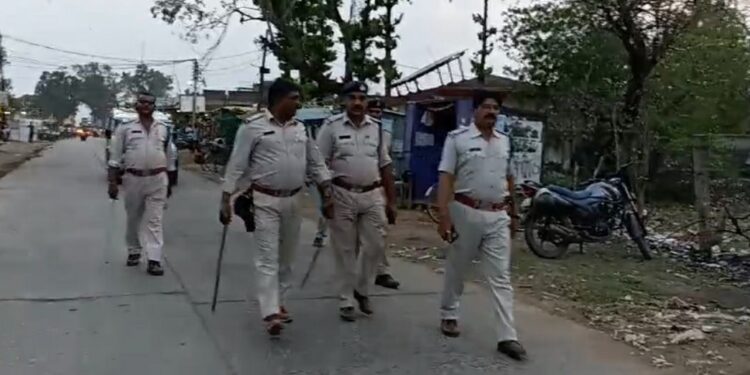 रीठी पुलिस ने निकाला फ्लैग मार्च,,