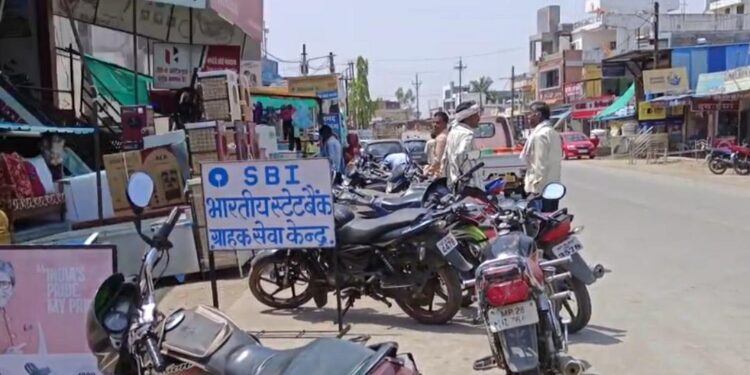 *चाँद मुख्य मार्ग बाजार चौक चौराहा पर अस्त-व्यस्त बाहन खड़े होने और ट्रैफिक पर कोई नियंत्रण नहीं होने पर बड़ी दुर्घटना घट सकती है।*