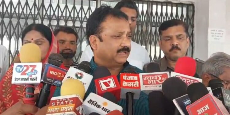 इंडिया गठबंधन को झटका लोकसभा खजुराहो इंडिया गठबंधन की सपा प्रत्याशी मीरा यादव का फार्म हुआ ख़ारिज, देखे VIDEO