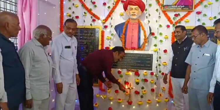 आज नोनिया करबल माली समाज भवन में महात्मा ज्योतिबा फुले की जयंती मनाई गई*
