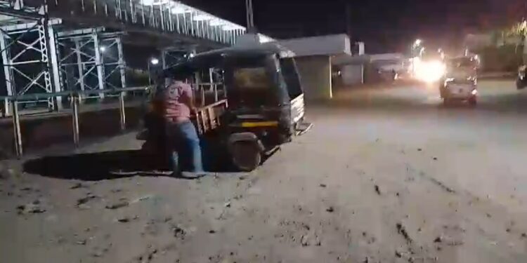 बाल बाल बचे लोग , शराब के नशे में पता नही कितनों को उड़ता ऑटो चालक VIDEO