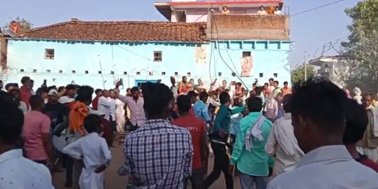 ग्राम सुनवानी कलां मे चैत्र नवरात्री कि नवमी को बैंड बाजों और देशी भगत के साथ धूम धाम से निकले माता के जवारे