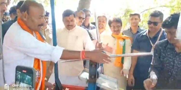 मुख्यमंत्री डॉ मोहन यादव का टीकमगढ़ में। भव्य रोड शो में जनता जनार्दन का आशीर्वाद VIDEO