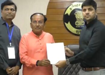 गुजरात सूरत लोकसभा सीट से BJP उम्मीदवार मुकेश दलाल निर्विरोध जीते, निर्वाचन अधिकारी ने सौंपा सर्टिफिकेट देखे VIDEO