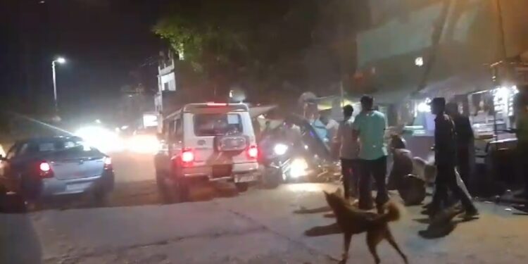 रांग साइड से चल रहे बुलेरो वाहन ने मारी ई रिक्शा चालक को जोरदार टक्कर, आटो पलटा