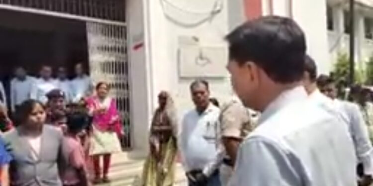 छिंदवाड़ा कलेक्टर से अतिथि शिक्षिका का विवाद* देखिऐ Video