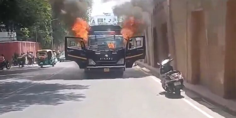 महिला कैदियों को लेकर जा रही पुलिस वैन में अचानक आग लग गई..देखिए VIDEO
