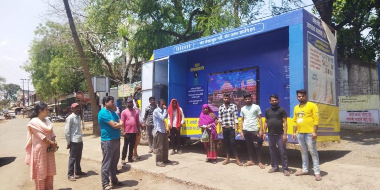 मतदाताओं को मतदान करने निगम ने निकाला जागरूकता वाहन  नगर निगम मतदाताओं को जागरूकता वाहन से अधिक से अधिक मतदान करने कर रहा प्रेरित