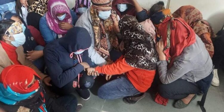 होटल की आड़ चल रहा था सेक्स रैकेट पकड़े गए 9 युवतियां और 14 युवक कार्रवाई