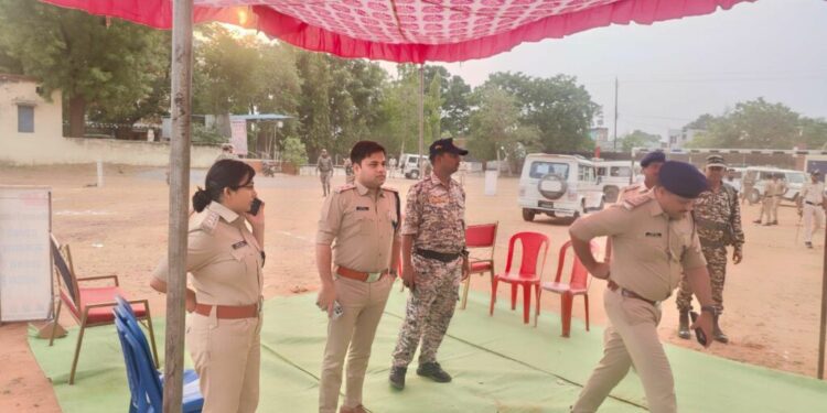 पुलिस अधीक्षक अभिजीत रंजन संवेदनशील मतदान केंद्रों में पहुंचे केंद्र की सुरक्षा व्यवस्था का लिया जायजा, 