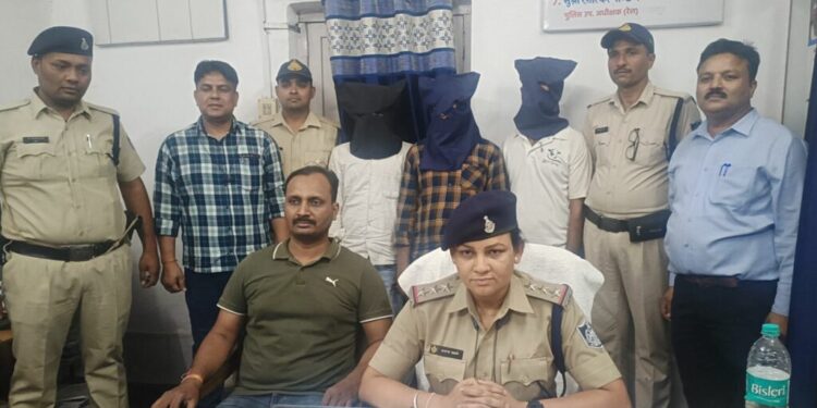 रेल पुलिस ने शातिर चोरों को किया गिरफ्तार, दो ट्रेनों में चोरी का हुआ खुलासा, 1 लाख 36 हजार के जेवरात और नगदी बरामद