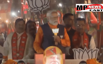 पी एम मोदी का रोड शो, सामाजिक संगठनों ने भी लगाए अपने मंच, मोदी की एक झलक पाने के लिए भारी भीड़ मौजूद, देखें VIDEO