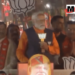 पी एम मोदी का रोड शो, सामाजिक संगठनों ने भी लगाए अपने मंच, मोदी की एक झलक पाने के लिए भारी भीड़ मौजूद, देखें VIDEO