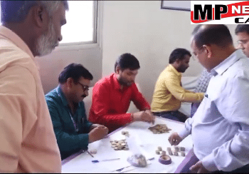 5 बोरियों में 24 हजार की चिल्लर लेकर फॉर्म जमा करने पहुंचा प्रत्याशी, देखे VIDEO