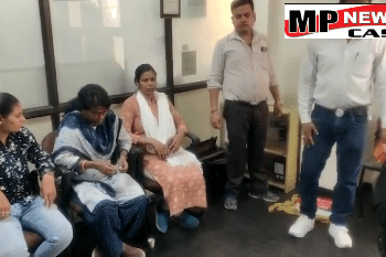 इंदौर जनजाति कार्य विभाग की महिला कर्मचारी उमा मर्सकोले 50 हजार रुपए की रिश्वत लेते गिरफ्तार देखे VIDEO