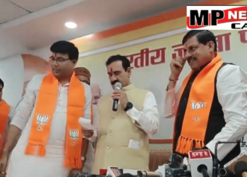 भोपाल  दल-बदल का दौर जारी, BJP में शामिल हुए पोहरी के पूर्व कांग्रेस विधायक हरि वल्लभ शुक्ला। कई अन्य कांग्रेस नेता भी हुए BJP में शामिल, CM  डॉ मोहन यादव ने सभी को अंग वस्त्र पहनाकर ज्वाइन कराई बीजेपी। VIDEO