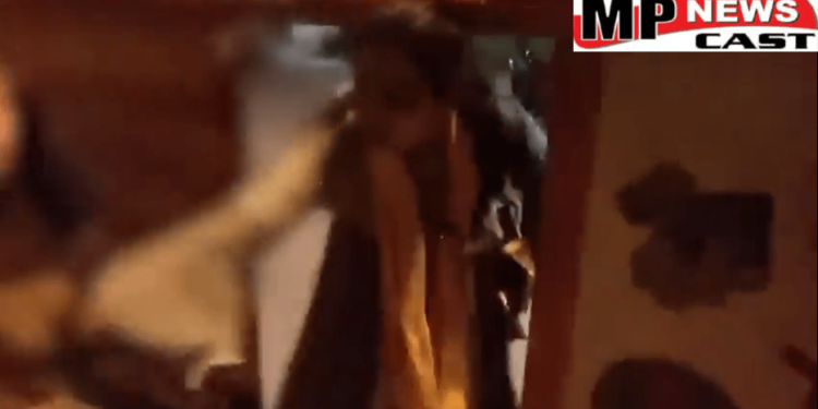 नाबालिग बच्ची के अपहरण और दुष्कर्म का मामला,बच्ची को वन स्टॉप सेंटर लेकर पहुंची पुलिस, यहां एक महिला पुलिसकर्मी और एक कांस्टेबल जबरदस्ती बच्ची को वन स्टॉप सेंटर में धक्का देते हुए नजर आए। देखेVIDEO