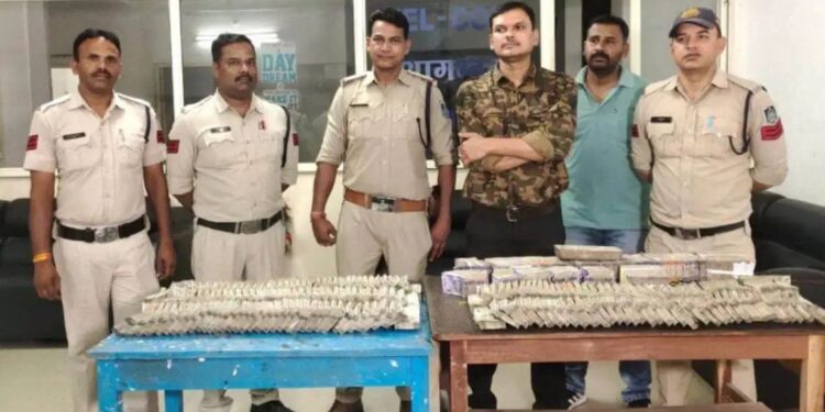 मंदसौर जिले में पुलिस ने लोकसभा चुनाव के मद्देनजर वाहनों की जांच के दौरान एक कार से 1.03 करोड़ रुपए की नकदी और 4 किलोग्राम चांदी के आभूषण जब्त