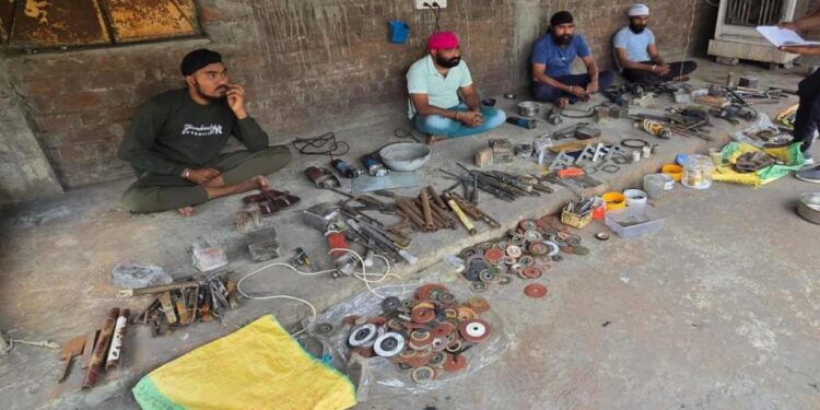 अवैध हथियार की फैक्ट्री पर पुलिस का छापा: 4 आरोपी गिरफ्तार, 22 देशी कट्टे समेत हथियार बनाने की सामग्री जब्त