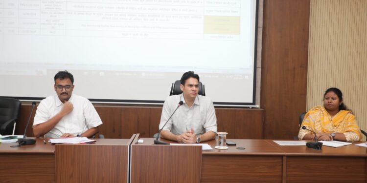 समय- सीमा की बैठक मे कलेक्टर अवि प्रसाद ने शासकीय योजनाओं एवं विभागीय कार्याे की, की समीक्षा  लंबित प्रकरणों एवं शिकायतों के निराकरण के दिए निर्देश