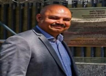 दिल्ली के मुख्यमंत्री अरविंद केजरीवाल के पूर्व PS बिभव कुमार को AAP सांसद स्वाति मालीवाल से मारपीट मामले में दिल्ली पुलिस ने हिरासत में लिया है।