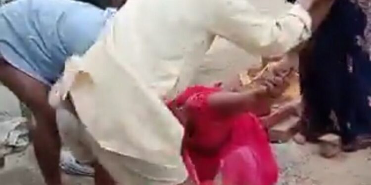 घरेलू विवाद में दबंगो ने महिला को जमकर पीटा देखिऐ पूरा VIDEO