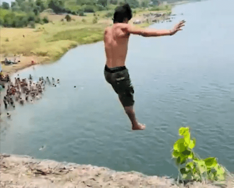 जबलपुर रील बनाने के चक्कर में युवक ने गंवाई जान, तिलवारा घाट पुल से छलांग लगाने वाले युवक की डूबने से हुई मौत, VIDEO