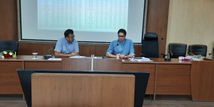 कलेक्टर ने शाला भवन निर्माण और अन्य कार्यों की समीक्षा में पुअर परफॉर्मेंस पर उपयंत्री श्री सोनी के विरुद्ध निलंबन की कार्रवाई किए जाने के दिए निर्देश