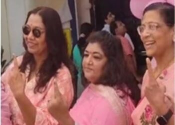 पिंक बूथ पर पिंक थीम: Pink साड़ी में महिलाओं ने किया मतदान
