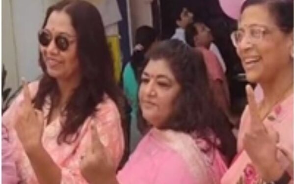 पिंक बूथ पर पिंक थीम: Pink साड़ी में महिलाओं ने किया मतदान