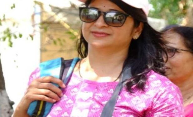 काला चश्मा, गुलाबी सूट, हाथों में ईवीएम और क्यूट सी स्माइल: जानिए कौन हैं ये महिला पोलिंग ऑफिसर