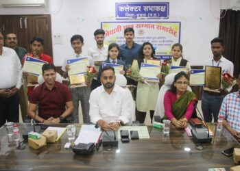 कलेक्ट्रेट सभाकक्ष में आयोजित मेधावी छात्र सम्मान समारोह कार्यक्रम में कलेक्टर श्री अनुराग वर्मा ने हाई स्कूल और हायर सेकेण्डरी की बोर्ड परीक्षा में सतना जिले के टॉपर रहे छात्र-छात्राओं का सम्मान किया।