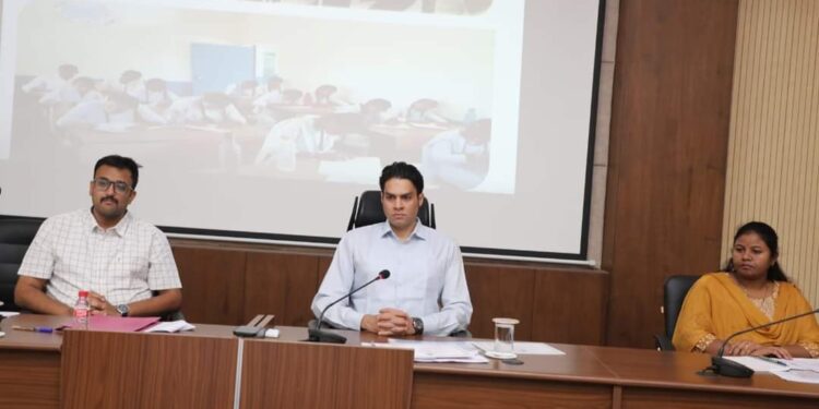 कलेक्टर अविप्रसाद नें दिये निर्देश खुले बोरवेलों की करें मॉनीटरिंग