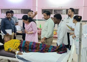 कलेक्टर ने लिया घायलों के उपचार की व्यवस्थाओं का जायजा