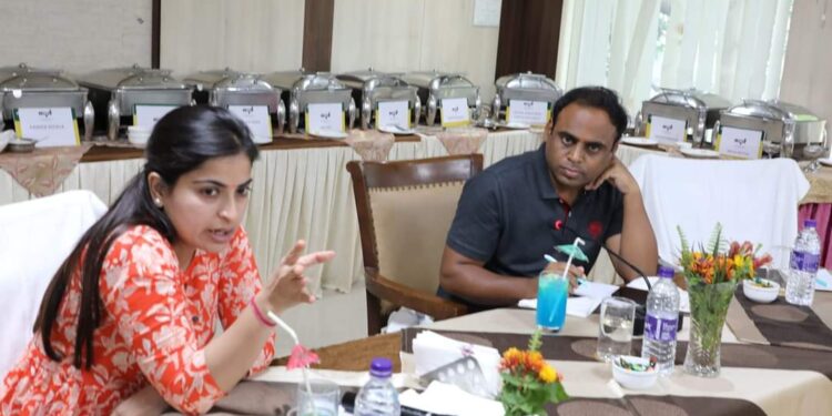 पर्यटकों को पचमढ़ी आकर किसी भी प्रकार की असुविधा का सामना ना करना पड़े एम डी पर्यटन विभाग इलैयाराजा.टी. साडा और पर्यटन विभाग के अधिकारी प्रतिमाह पचमढ़ी शहर के एवं पर्यटन विकास पर केंद्रित समीक्षा बैठक आयोजित करें कलेक्टर सोनिया मीना