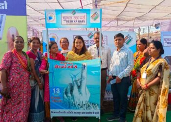 कलेक्टर एवं जिला निर्वाचन अधिकारी सुश्री ऋजु बाफना ने मतदान सामग्री वितरण स्थल पर बने सेल्फी पाईंट पर मतदान दलों के साथ फोटो खिचवाएं।