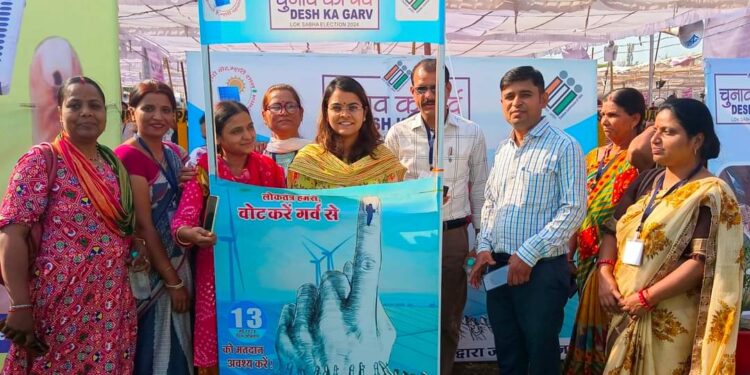 कलेक्टर एवं जिला निर्वाचन अधिकारी सुश्री ऋजु बाफना ने मतदान सामग्री वितरण स्थल पर बने सेल्फी पाईंट पर मतदान दलों के साथ फोटो खिचवाएं।