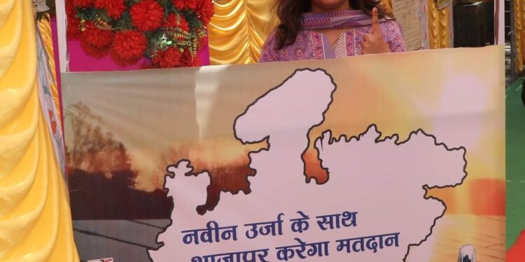कलेक्टर एवं जिला निर्वाचन अधिकारी सुश्री ऋजु बाफना ने मतदान किया और सभी मतदाताओं से मतदान करने की अपील की।