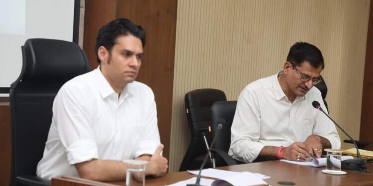 किसानों को ग्रामीण क्षेत्रों में मिले गुणवत्तापरक बिजली  कलेक्टर श्री प्रसाद ने बिजली आपूर्ति व्यवस्था की समीक्षा बैठक मे अधिकारियों को दिए निर्देश