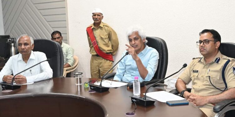 नियमों का पालन कराने व्‍यावसायिक प्रतिष्‍ठानों, संस्‍थानों और औद्योगिक इकाईयों की जांच करेगी अधिकारियों की टीमें एसडीएम और सीएसपी के नेतृत्‍व में सप्‍ताह के सातो दिन के लिये अलग-अलग दल गठित कलेक्‍टर-एसपी ने ली जांच दल में शामिल अधिकारियों की बैठक