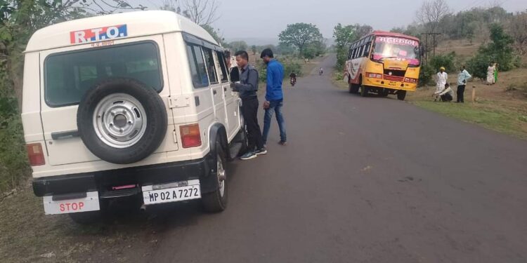 परिवहन विभाग के जांच दल द्वारा परासिया-शिवपुरी मार्ग में की गई वाहनों की सघन जाँच  10 वाहनों से लिया गया 36000 रूपये का जुर्माना  हाई सिक्योरिटी नंबर प्लेट नहीं लगवाने पर 6 वाहनों पर 3000 रूपये की चालानी कार्यवाही की गई