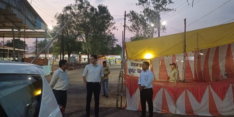 खजुराहो और शहडोल संसदीय क्षेत्र के 24 प्रत्याशियों का भाग्य स्ट्रांग रूम में रखीं ईवीएम मशीनों में सुरक्षित कलेक्टर श्री प्रसाद ने कृषि मंडी में बने स्ट्रांग रूम का किया निरीक्षण