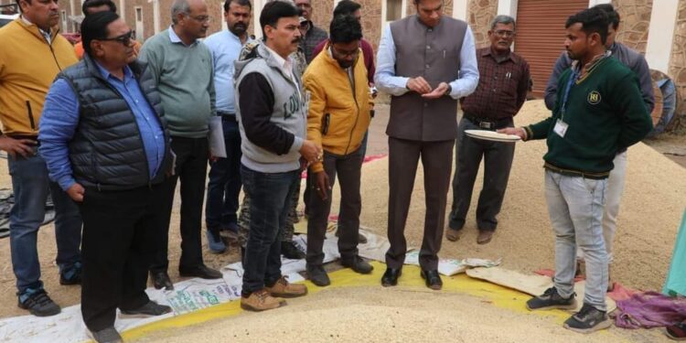 जिले में स्थापित कुल 85 केन्द्रों पर गेहूं उपार्जन का कार्य सतत जारी  93.70 फीसदी गेंहू का किया गया परिवहन  किसानों को 166 करोड़ की राशि का भुगतान किया गया सुनिश्चित  कलेक्टर श्री प्रसाद ने उपार्जित गेहूं के परिवहन कार्य में तेजी लाने के दिए निर्देश