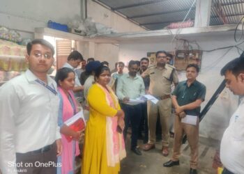 अनियमिततायें पाये जाने पर पाटन में नमकीन निर्माण इकाई सील. तेल और नमकीन के लिये गये नमूने. एसडीएम के नेतृत्व में जाँच दल ने किया मिठाई दुकानों, मेडिकल स्टोर्स, पेट्रोल पंप एवं शराब दुकान का निरीक्षण