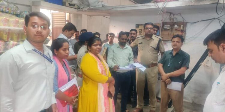 अनियमिततायें पाये जाने पर पाटन में नमकीन निर्माण इकाई सील. तेल और नमकीन के लिये गये नमूने. एसडीएम के नेतृत्व में जाँच दल ने किया मिठाई दुकानों, मेडिकल स्टोर्स, पेट्रोल पंप एवं शराब दुकान का निरीक्षण